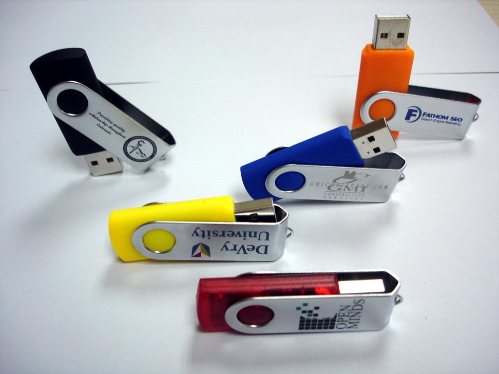 Plastic Twist USB with logo.jpg